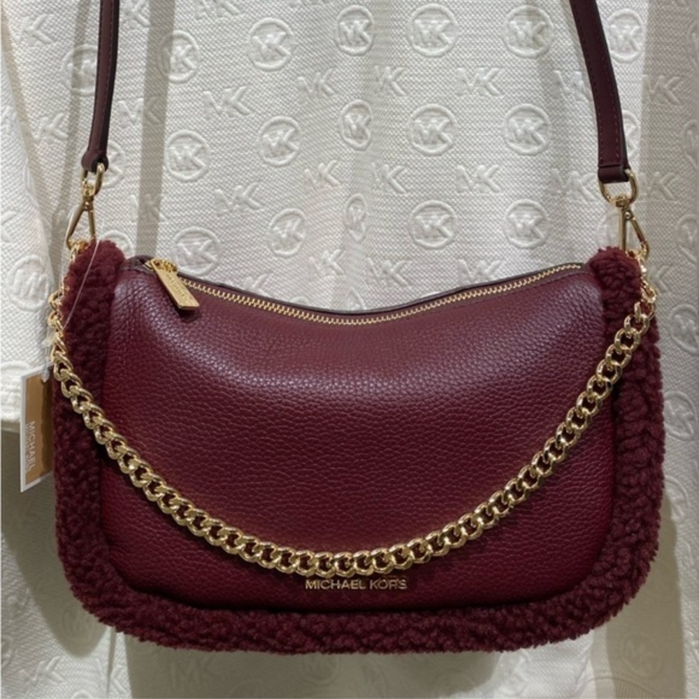 MICHAEL KORS CARMELA Medium
Leather Chain Crossbody Shearling